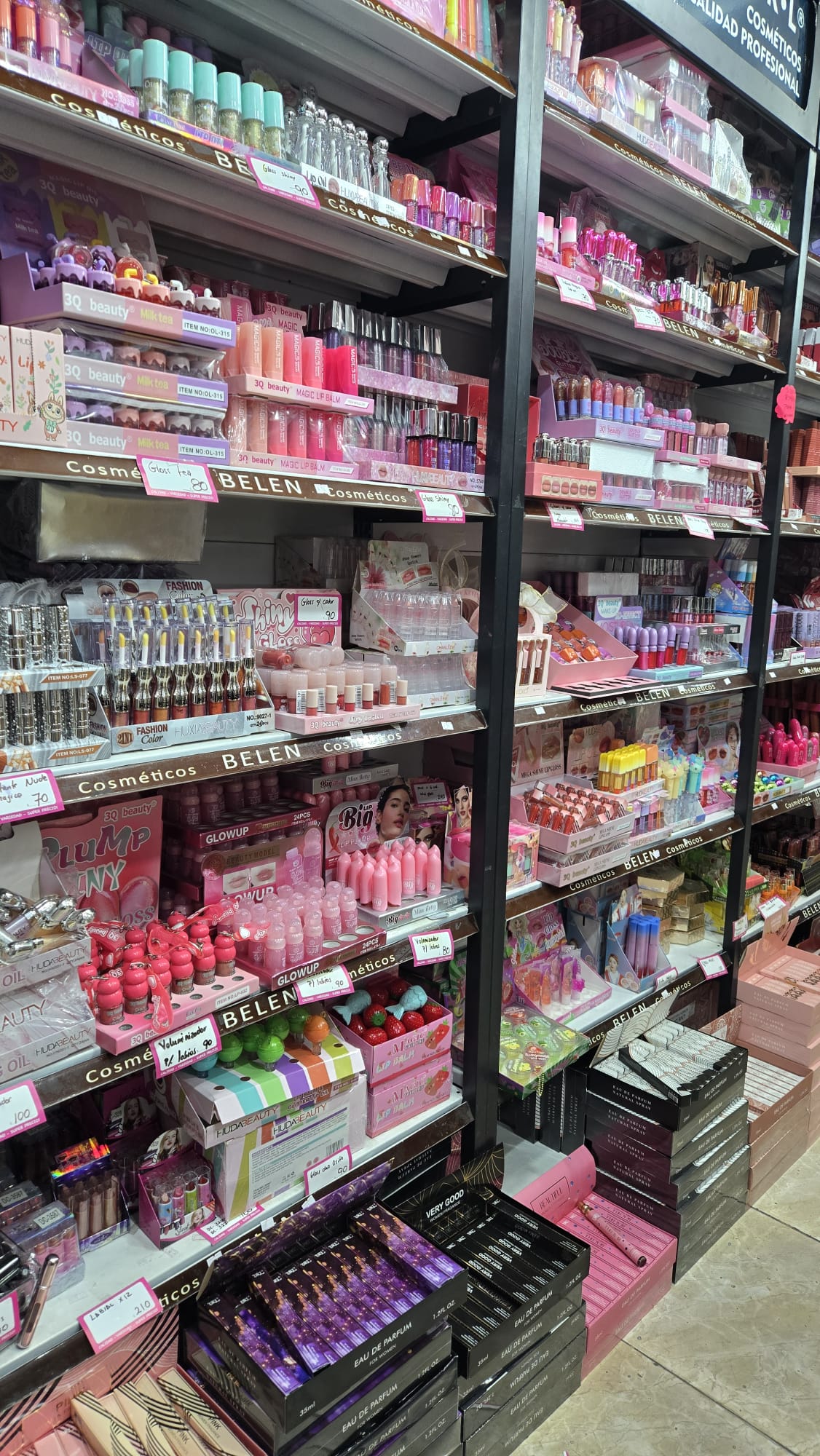 Interior del local de Belén Accesorios con góndolas de maquillaje y cosmética